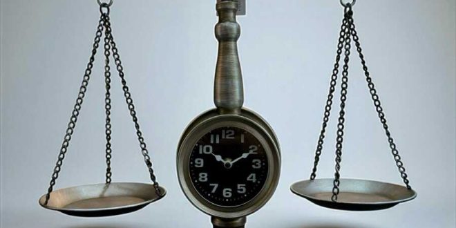 İktisat tarihinin ve ahlak felsefesinin kesişim noktasında duran en çetin meselelerden biri, paranın itibari değeri ile insanın ve toplumun varoluşsal değer dünyası arasındaki girift ilişkidir.
